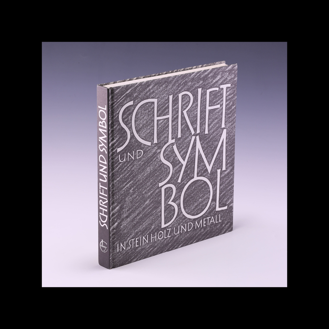 Schrift und Symbol. In Stein, Holz und Metall. Sepp Jakob and Donatus M. Leicher, 1977